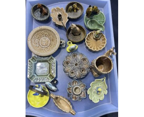 Fifteen pieces of Wade ceramics and two others, damages and repairs to four pieces. UK P&amp;P Group 2 (£20+VAT for the first