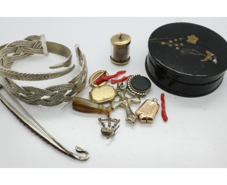 Collection of mixed jewellery including a 9ct gold mounted cameo pin, lockets, bangles, a papier mache trinket box etc. UK P&