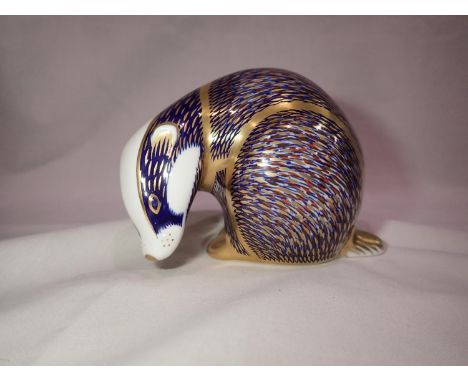 Royal Crown Derby badger paperweight with gold stopper, no cracks or chips, H: 80 mm. UK P&amp;P Group 1 (£16+VAT for the fir