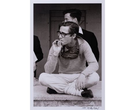 Rainer W. Schlegelmilch (Suhl 1941). Masten Gregory macht eine Raucherpause. Giclée. 42 x 59 cm. Unter Passepartout und Glas 