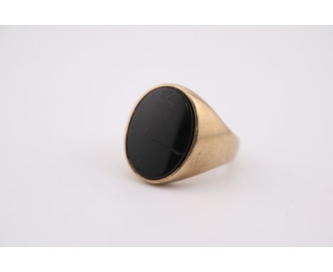 Large Gents 9ct Gold Signet ring set with Oval Onyx Size S. 14.9g total weight 