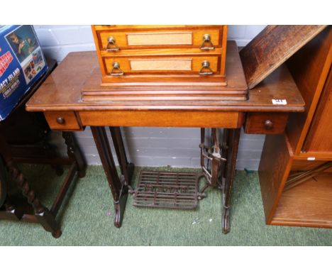 Singer Sewing machine won cast iron base