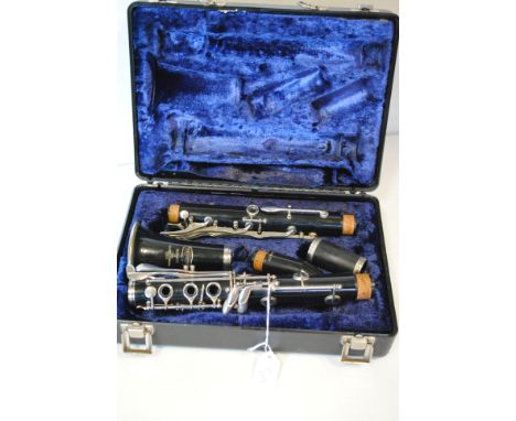 Clarinet, Bundy Resonite cased in reasonable condition, small chip to one section