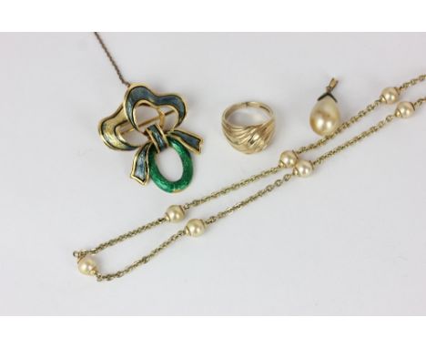 A French gold and enamel ribbon brooch (a/f) 10.3g a 9ct gold ring, a silver gilt neck chain and imitation pearl pendant