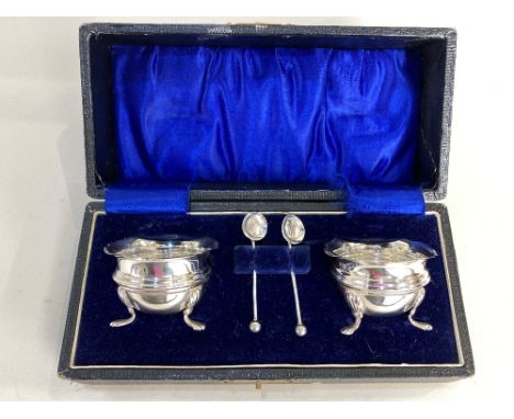 A cased pair of George V silver cauldron salts, makers J &amp; R Griffin, Chester 1911, with two matching salt spoons, 1oz