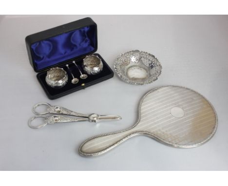 A cased pair of George V silver salt cruets and two salt spoons maker John Millward Banks Birmingham 1918 an Edwardin siver p