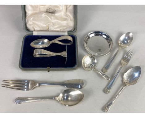 A cased George V silver christening set of spoon and pusher, maker Harrods Ltd, London 1920, a silver fiddle pattern dessert 