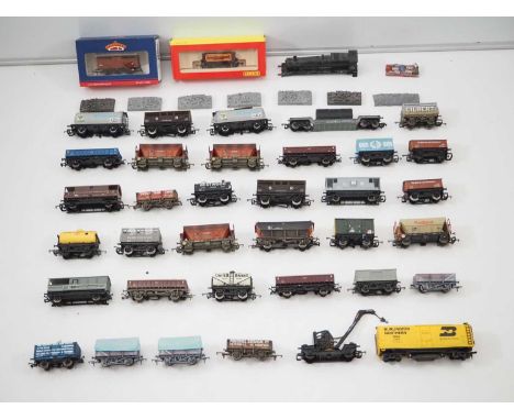 A group of mostly unboxed OO gauge wagons by HORNBY, BACHMANN etc together with some wagon loads and a spare loco body - G/VG