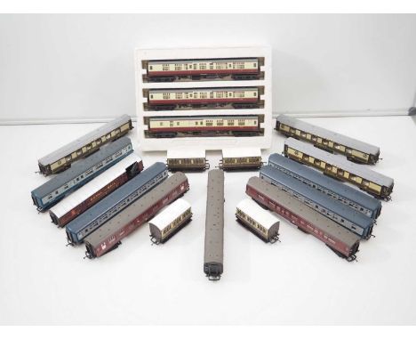 A group of OO gauge model railway unboxed passenger coaches in various liveries by HORNBY - G/VG (unboxed) (18)