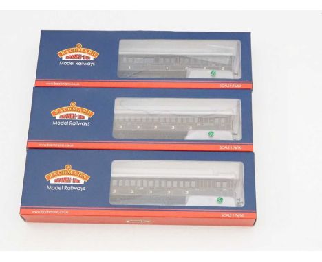A trio of BACHMANN OO gauge SE&CR 'Birdcage' passenger coaches in SE&CR livery comprising a 3-car set 39-600/610/620 - VG/E i
