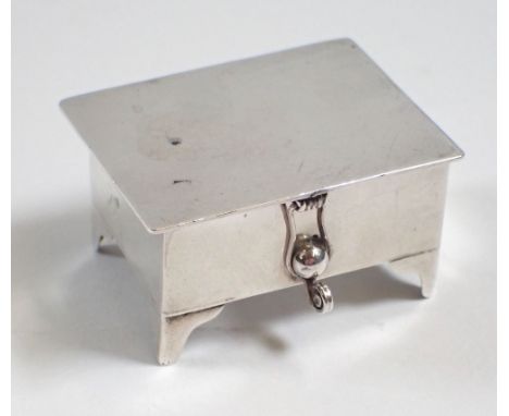 A small silver trinket box, 3.5 x 2.5cm