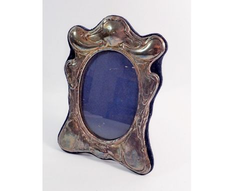 A silver Art Nouveau style photograph frame with sinous embossed decoration, London 1989 by David Richards, 20 x 15cm