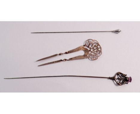 A silver comb, Birmingham 1904 and two hat pins