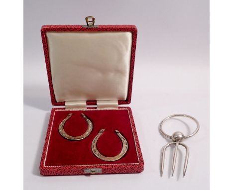 A pair of silver horseshoe napkin rings by Francis Howard limited, Sheffield 1976, 47.8g - boxed and a silver cake or bread f