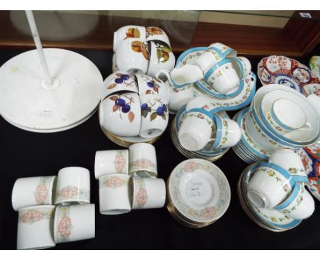A collection of good quality part tea services and ceramic tableware to include Spode, Collins Wood, Aynsley , Royal Worceste