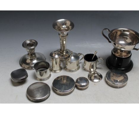 A COLLECTION OF HALLMARKED SILVER TO INCLUDE CRUET PIECES, toilet jar lids, squat candlestick etc, various dates and makers, 