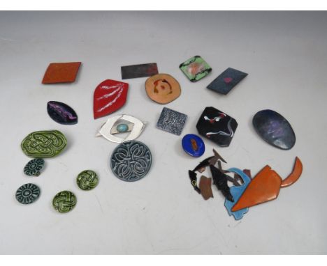 A COLLECTION OF MID CENTURY RETRO BROOCHES ETC., to include copper and ceramic examples, plus a modernist Moda brooch  - hand