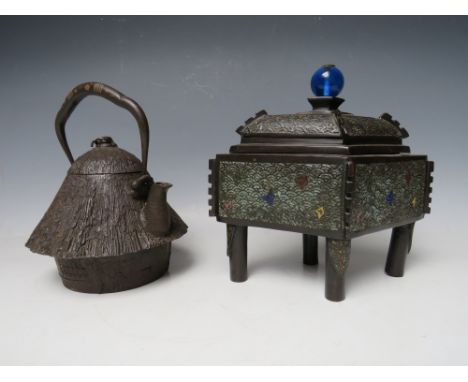 A 20TH CENTURY CAST IRON JAPANESE TEAPOT, together with a brass lozenge shaped casket, the teapot having a thatched effect to