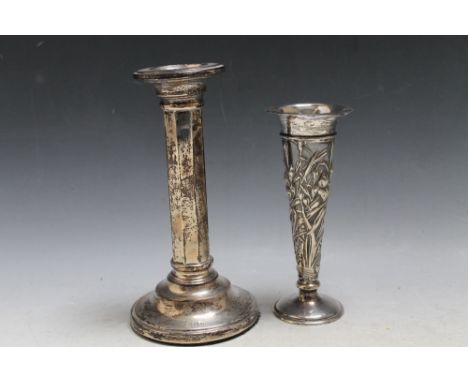 AN ORNATE WILLIAM COMYNS HALLMARKED SILVER VASE - LONDON 1901,having a filled base, H 16 cm, together with a filled candlesti