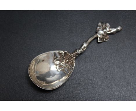 A SCOTTISH SILVER ORNATE HALLMARKED SILVER CADDY SPOON BY MARSHALL &amp; SON, of George Street, Edinburgh - 1888, with fruiti