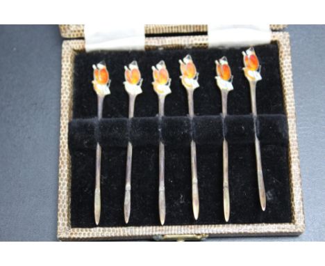 A NOVELTY SET OF HALLMARKED SILVER AND ENAMEL 'WITCHES ON BROOMSTICKS' COCKTAIL STICKS, L 8 cm, in original case