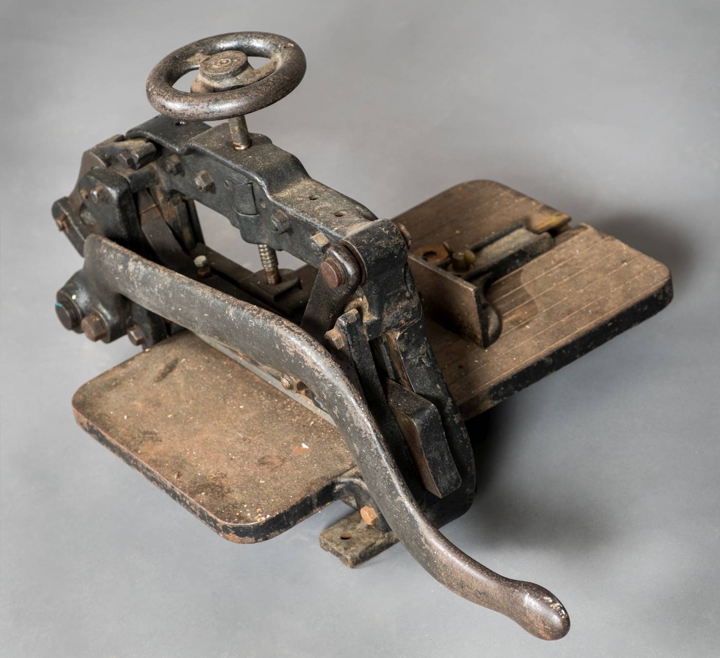 *Guillotine. A bench standing hand operated cast iron guillotine, with