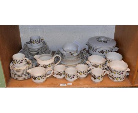 A Midwinter Evesham pattern tea and dinner service