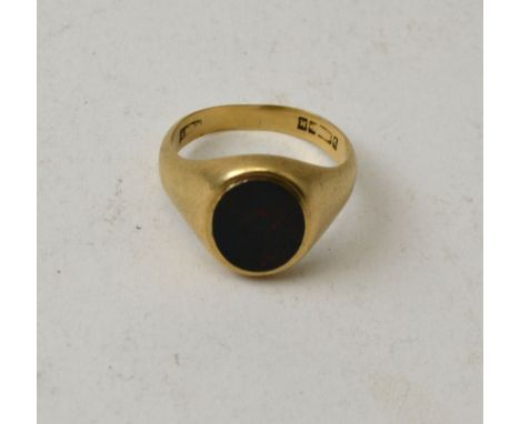 A 9ct gold signet ring, inset blood stone, gross weight 6g