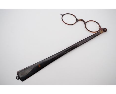 An early 20th Century faux tortoiseshell lorgnette