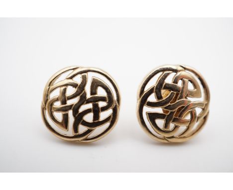 A pair of 9ct gold stud earrings of Celtic design, 1.2g