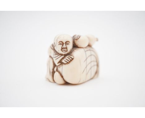 An antique Japanese ivory netsuke modelled as a figure crouching holding a double-gourd flask and a very large sack, 3 cm hig