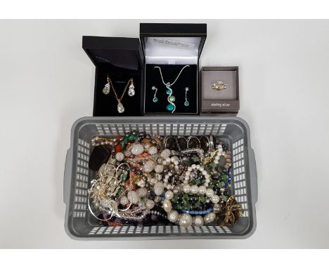 SELECTION OF VINTAGE AND MODERN JEWELLERYincluding freshwater pearl necklaces, various bead necklaces, brooches, two boxed su