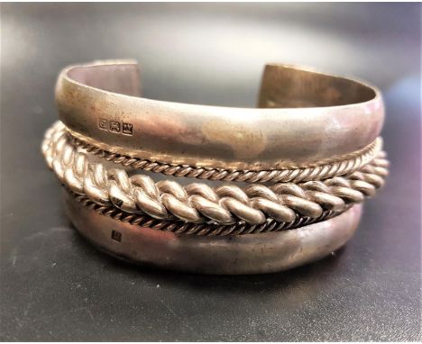 HEAVY EGYPTIAN SILVER BANGLEwith central chain effect band, date letter 1930, approximately 108 grams 