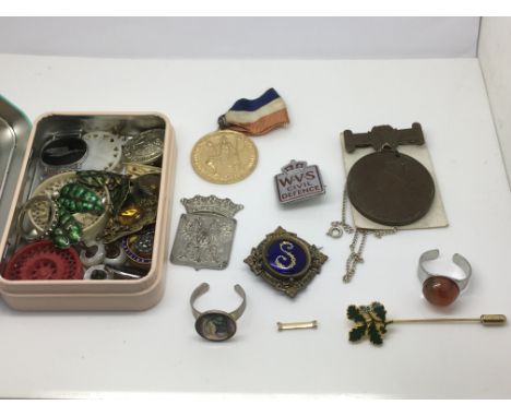 A tin of jewellery items including some silver, gold and enamel items.