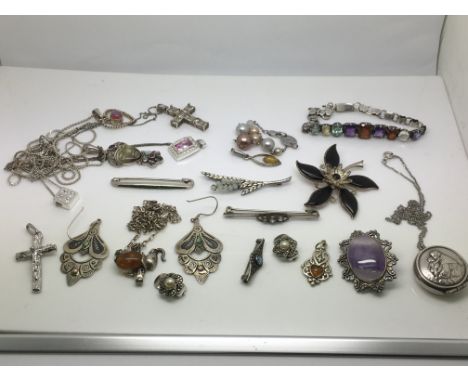 A small collection of good silver jewellery.