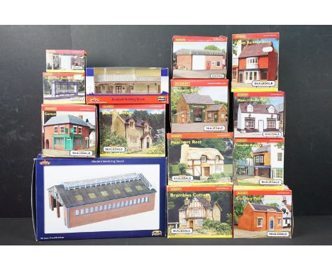 14 Boxed OO gauge trackside buildings and accessories to include 12 x Hornby Skaledale (R8500 Poachers Rest, R8623 Corner Ter