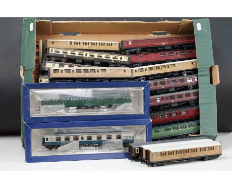 32 OO gauge rolling stock coaches to include Hornby, Lima, Bachmann etc