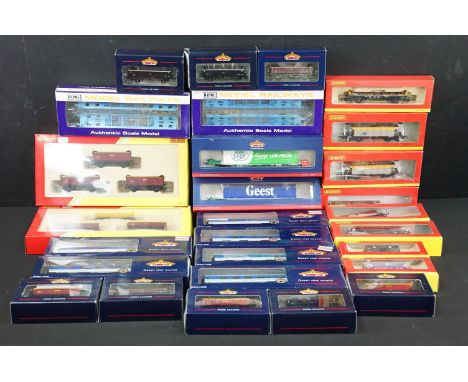 28 Boxed OO gauge items of rolling stock to include 16 x Bachmann featuring 37-303 Intermodal Bogie Wagon C/W 45FT Containers