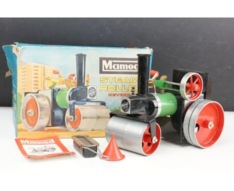 Steam Engine - Boxed Mamod SR1A Steam Roller Reversing Steam Engine, in green body with red wheels, complete with funnel and 