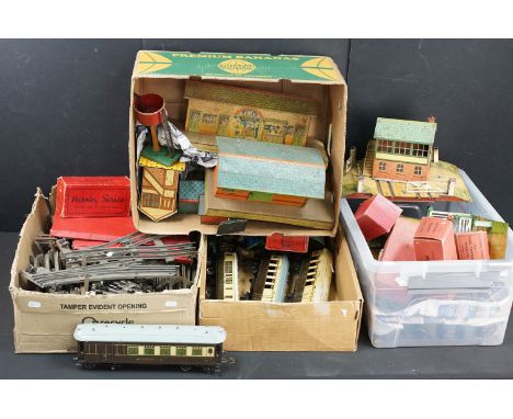 Collection of Hornby O gauge model railway to include 6 x trackside buildings, 5 x coaches, 4 x boxed items of rolling stock 