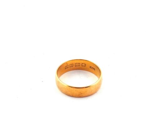 A 22ct Gold wedding band, size R