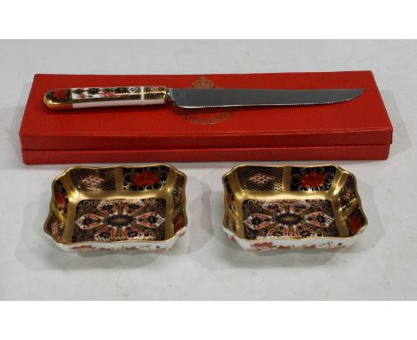 A Royal Crown Derby 1128 pattern bread knife, boxed; a pair of 1128 pattern trinket dishes, solid gold band, first quality (3