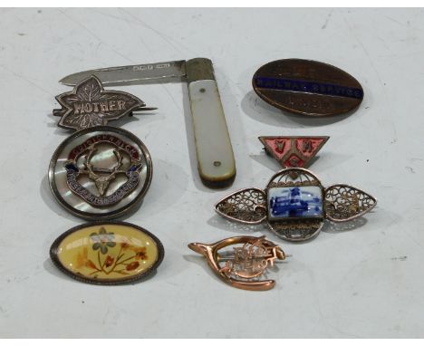 A 9ct rose gold sweetheart brooch, 1.2g; a silver and mother of pearl fruit knife; a silver leaf brooch; an LNER enamel pin b