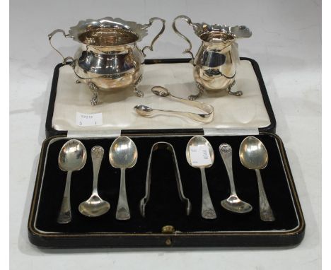 A set of six silver teaspoons, with sugar bows, Sheffield, 1929, cased; a silver cream jug and sugar bowl, a pair of silver s