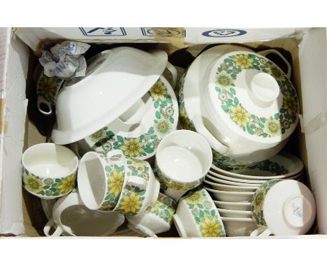 Part dinner and tea service Pontesa, The Castillian Collection, green and yellow floral pattern on a white ground