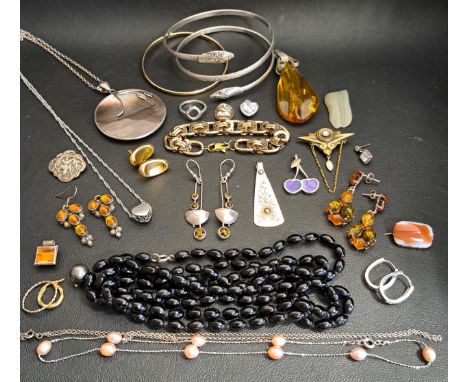 INTERESTING SELECTION OF SILVER AND OTHER JEWELLERY including three pairs of amber set silver earrings, an agate set brooch, 