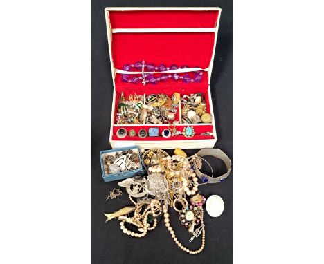INTERESTING SELECTION OF VINTAGE JEWELLERYincluding a pair of Jorgen Jensen pewter cufflinks, two silver gilt rings, a silver