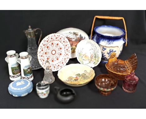 SELECTION OF DECORATIVE CERAMICS AND GLASSincluding a Royal Albert The Country Walk Collection 'Spring Capers' plate, a pair 