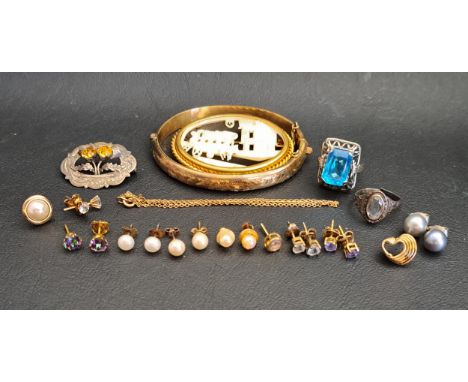 SMALL SELECTION OF VINTAGE JEWELLERYincluding a nine carat gold plated bangle, a silver thistle decorated brooch, a pair of m