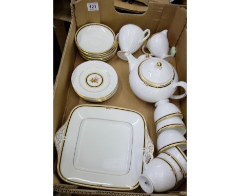 A collection of pottery to include Royal Doulton Clio part tea set to consist of teapot, cups, side plates, cream bowl, deser